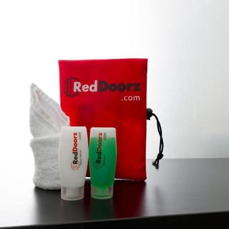 RedDoorz near Batik Tulis Celaket 2 Malang Buitenkant foto