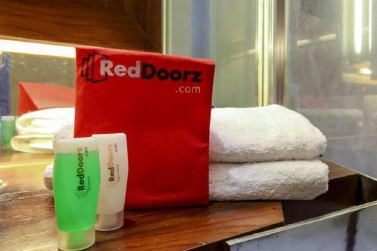 RedDoorz near Batik Tulis Celaket 2 Malang Buitenkant foto